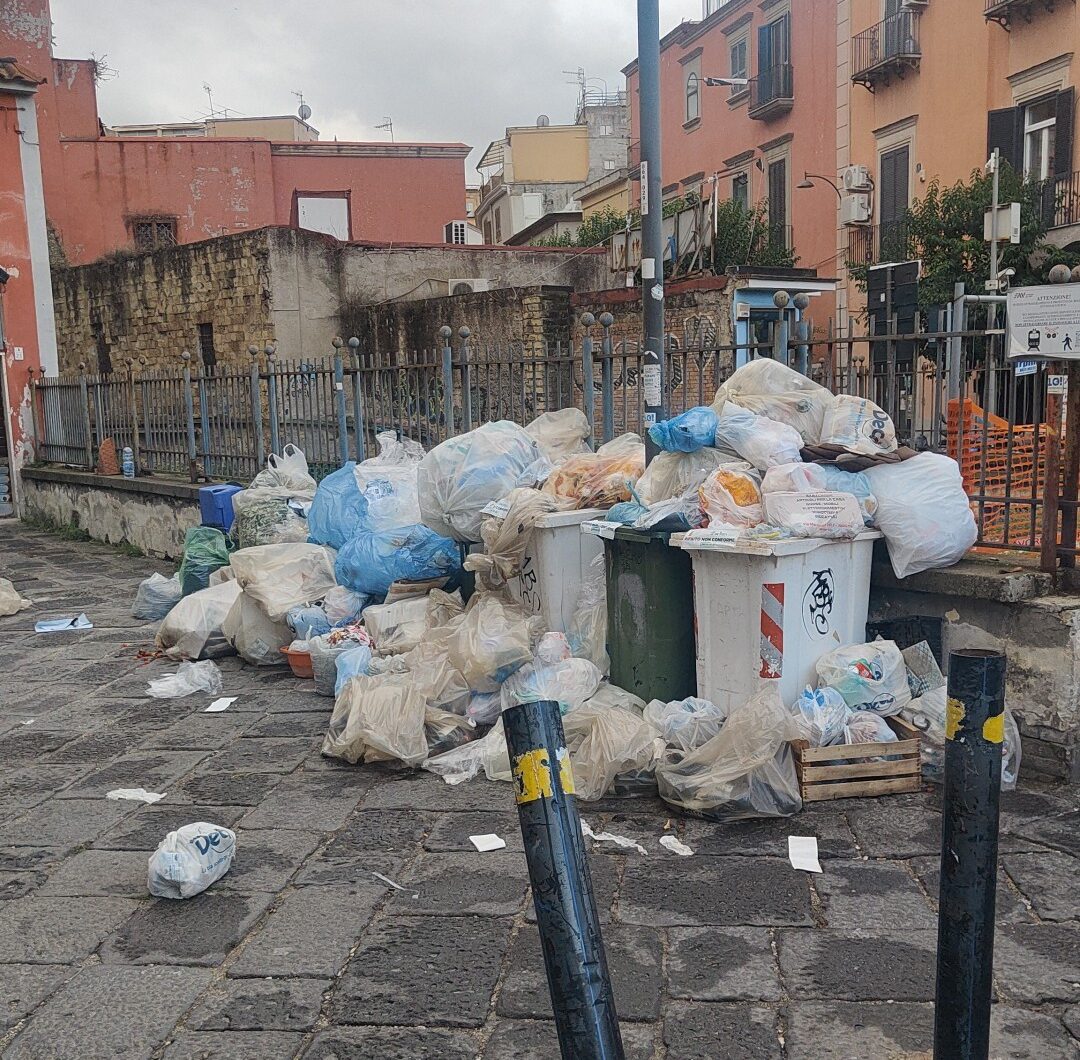 Rifiuti non raccolti, a Pozzuoli scene che non si vedevano da 15 anni
