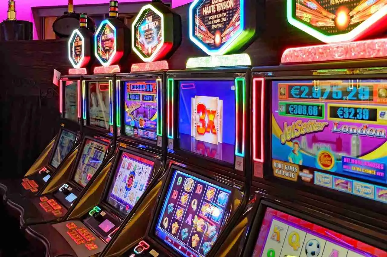A 16 anni gioca alle slot: maxi sanzione al titolare della sala