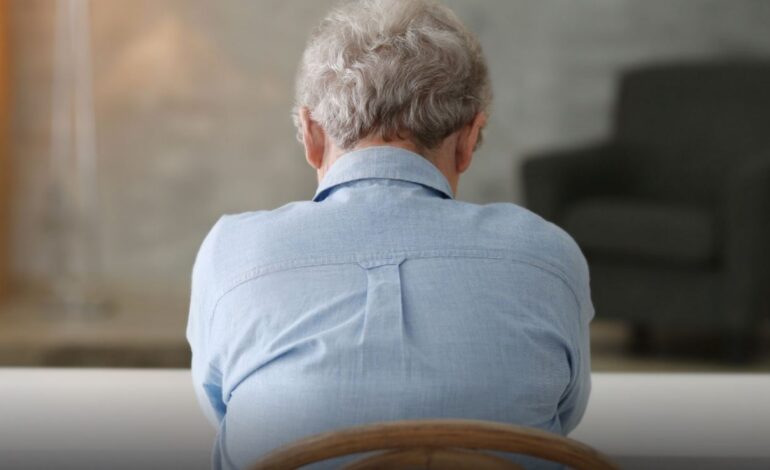 Si finge carabiniere e si fa versare 9mila euro sul conto da un anziano