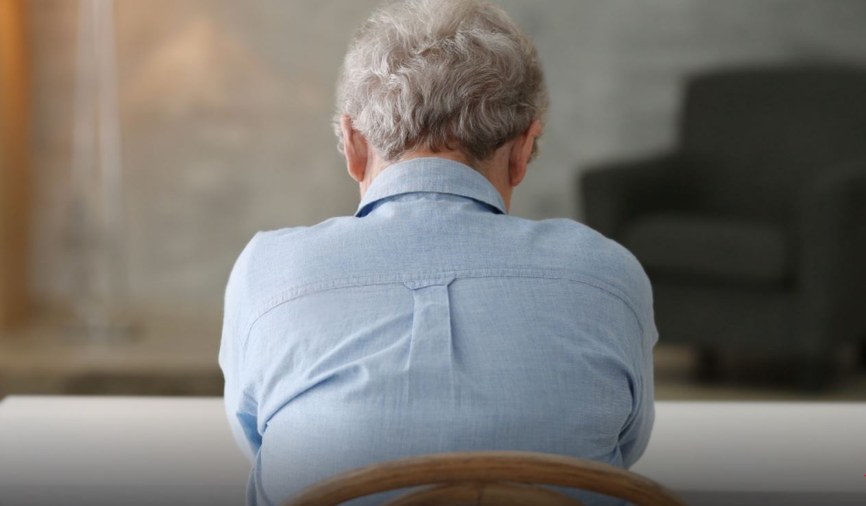 Si finge carabiniere e si fa versare 9mila euro sul conto da un anziano