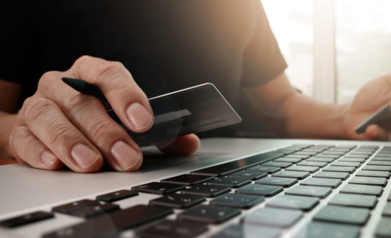 “Ti hanno clonato la carta di credito, clicca qui”. Truffe online, 3 arresti