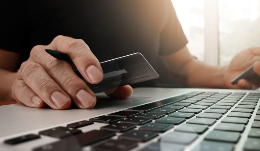 “Ti hanno clonato la carta di credito, clicca qui”. Truffe online, 3 arresti