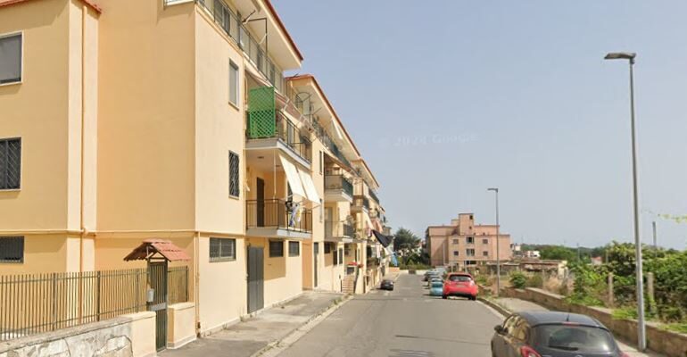 POZZUOLI/ Calci e pugni alle porte: gruppo di ragazzini spaventa anziani e residenti a Monterusciello
