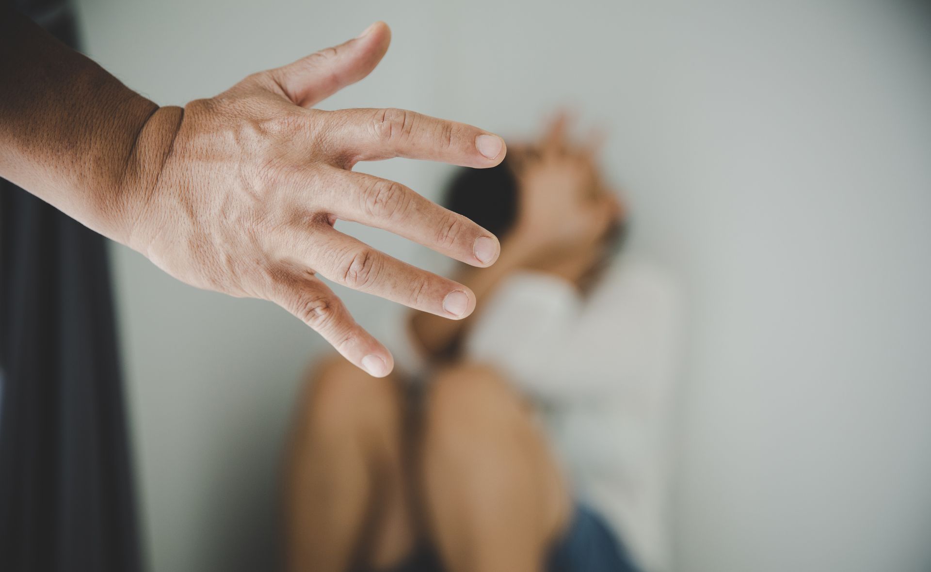 Minaccia di uccidere la mamma e il padre: arrestato 18enne