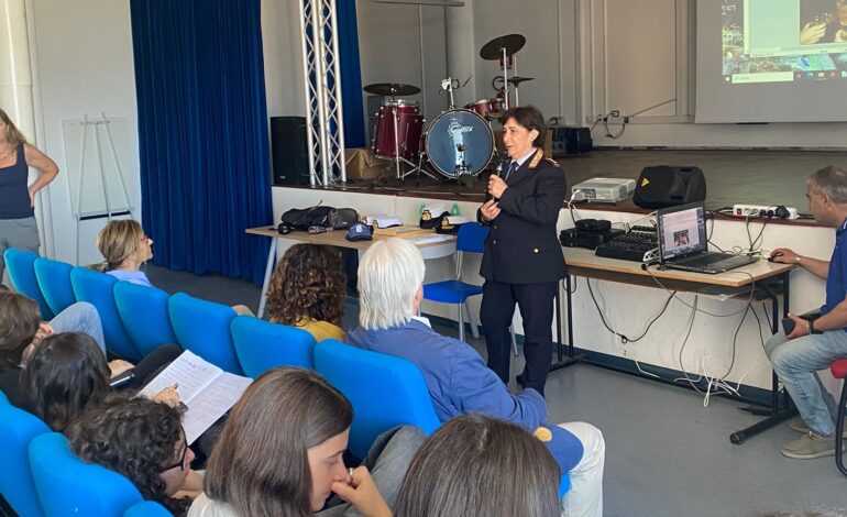 Lezioni di sicurezza stradale: la Polizia Municipale di Pozzuoli nelle scuole della città
