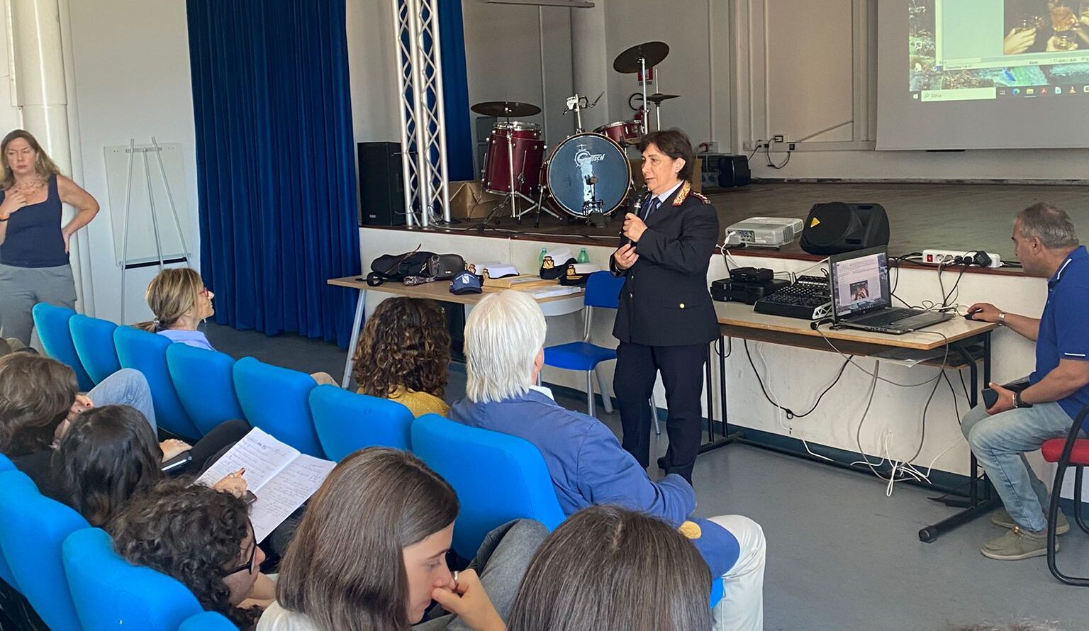 Lezioni di sicurezza stradale: la Polizia Municipale di Pozzuoli nelle scuole della città