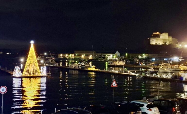 Baia, ritorna l’albero di Natale galleggiante: è festa per l’accensione