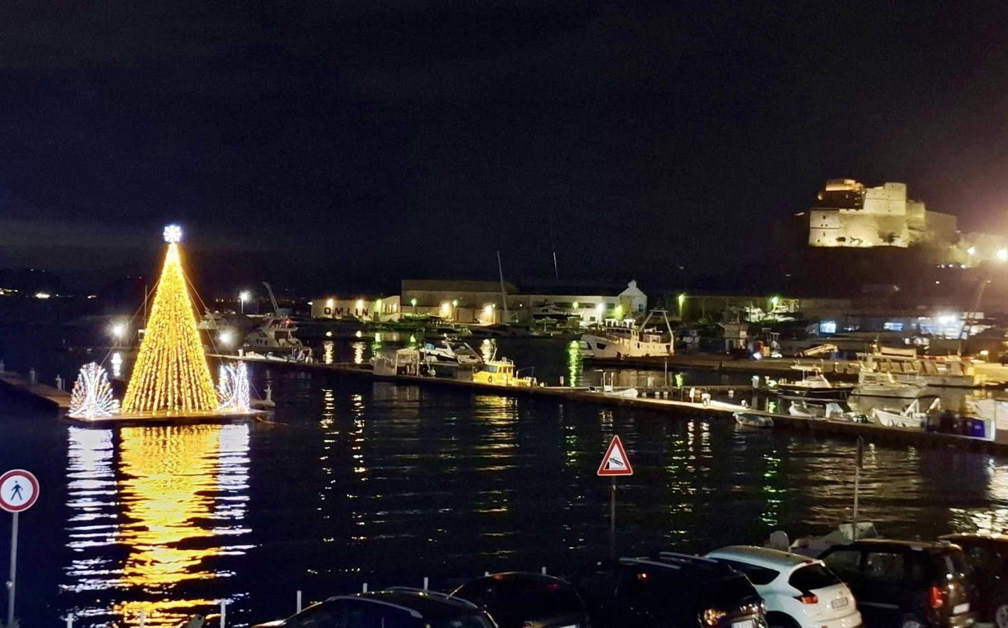 Baia, ritorna l’albero di Natale galleggiante: è festa per l’accensione