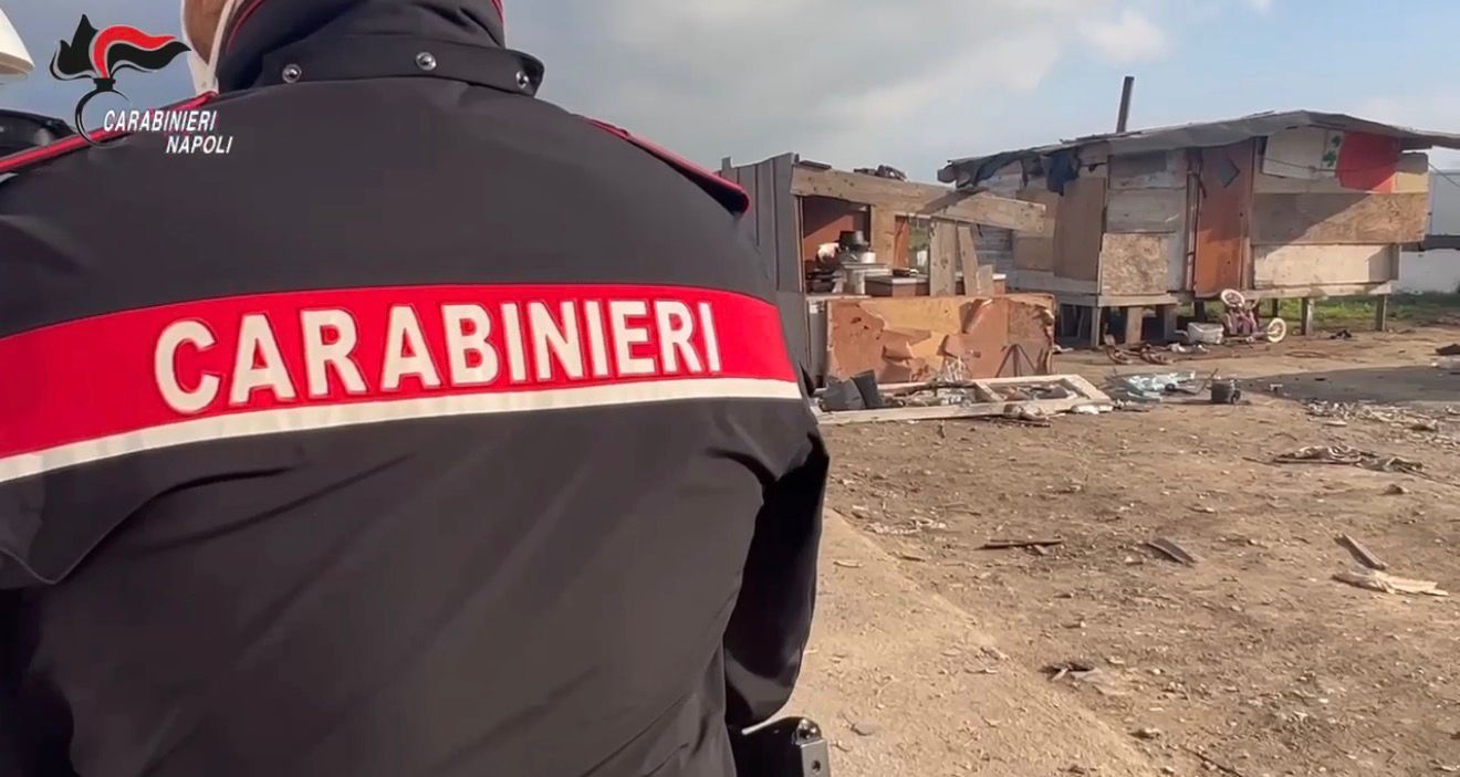Terra dei fuochi, fermato 19enne mentre sversava oli nel terreno