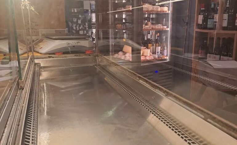 Tre black out nel centro storico di Pozzuoli, la rabbia dei commercianti “Non ce la facciamo più”