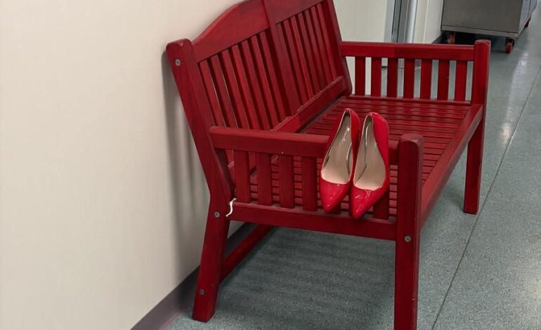 La panchina rossa all’ospedale di Pozzuoli per dire “No” alla violenza sulle donne