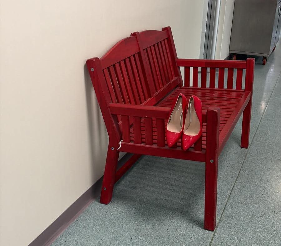 La panchina rossa all’ospedale di Pozzuoli per dire “No” alla violenza sulle donne