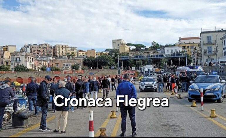 Furti di nasse, scoppia rissa tra pescatori sul porto di Pozzuoli: diversi feriti – LA FOTO