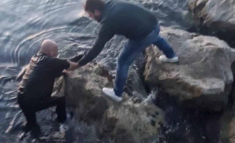 Anziano cade in mare a Torregaveta: il coraggio di un giovane evita la tragedia