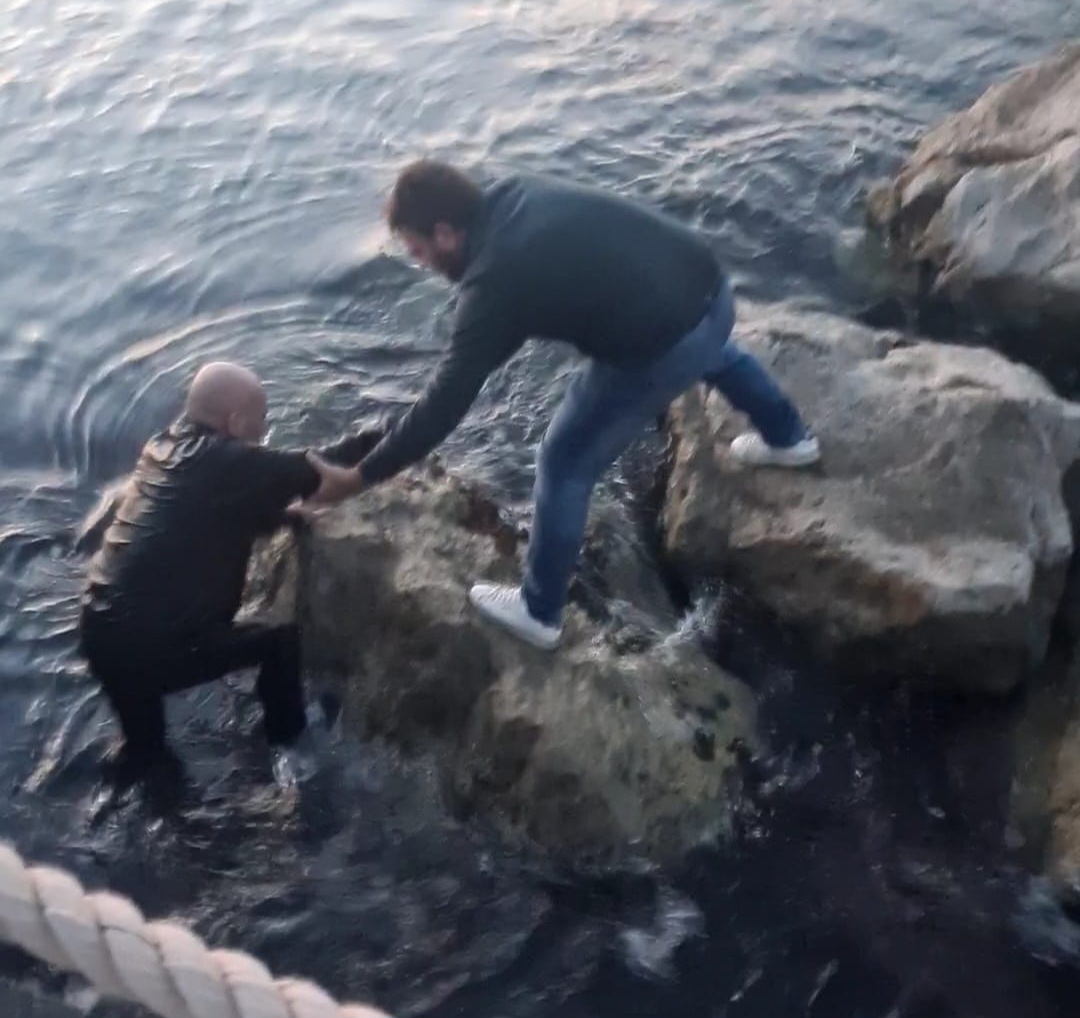 Anziano cade in mare a Torregaveta: il coraggio di un giovane evita la tragedia