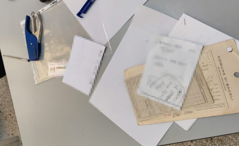 Nell’ufficio elettorale di Bacoli spunta un santino del Pd durante il voto
