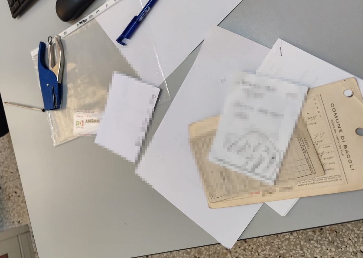 Nell’ufficio elettorale di Bacoli spunta un santino del Pd durante il voto