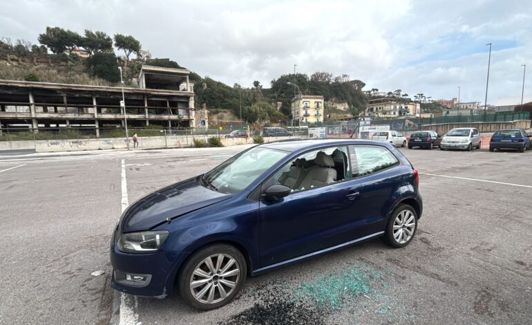 POZZUOLI/ Danni e finestrini in frantumi: saccheggiata l’ennesima auto – LE FOTO