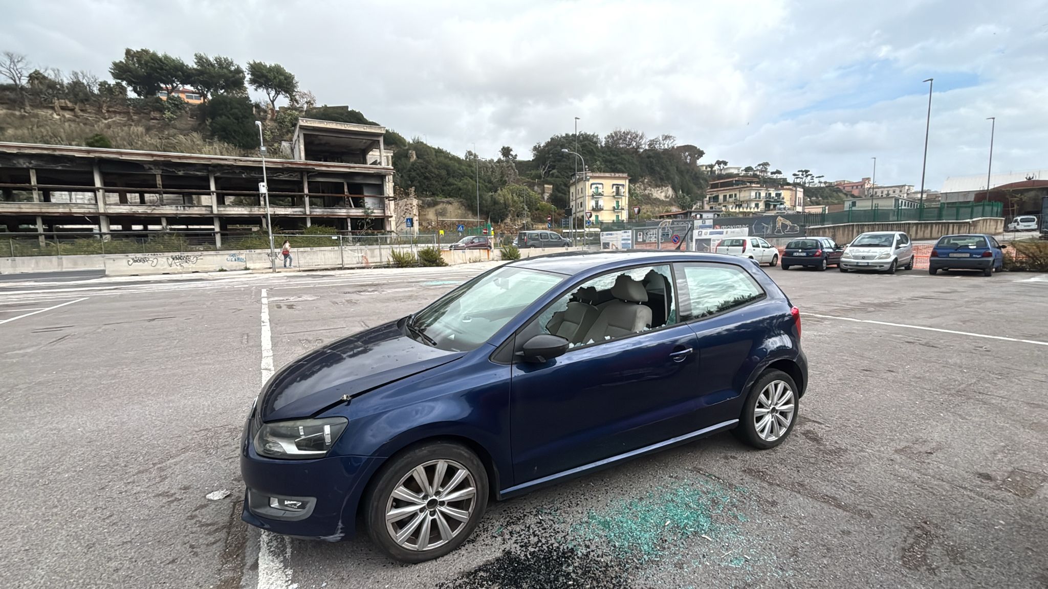 POZZUOLI/ Danni e finestrini in frantumi: saccheggiata l’ennesima auto – LE FOTO