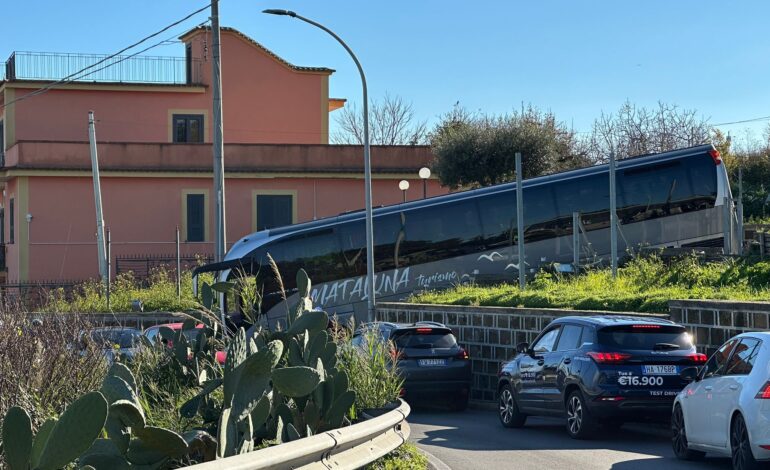 BACOLI/ Pullman incastrato blocca via Bellavista