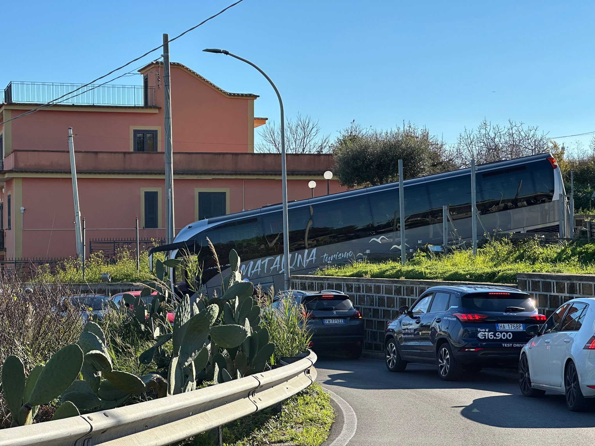 BACOLI/ Pullman incastrato blocca via Bellavista