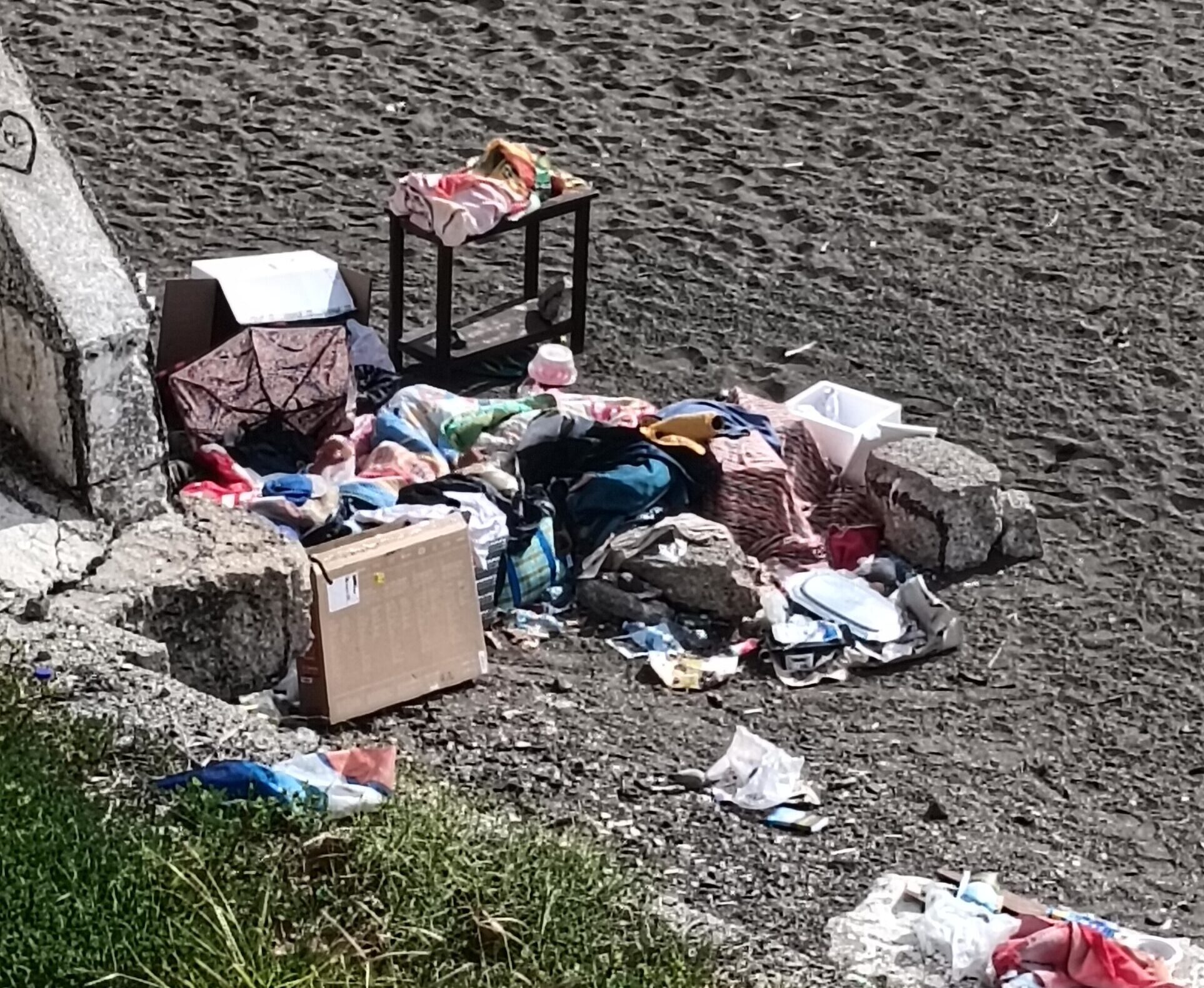 LA DENUNCIA/ «A Pozzuoli c’è un uomo che vive nella spazzatura»