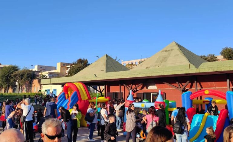 Bambini, maschere e colori: a Piazza Minopoli in tanti per Halloween