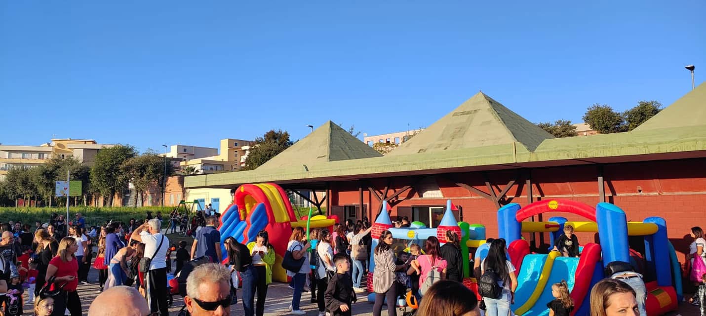 Bambini, maschere e colori: a Piazza Minopoli in tanti per Halloween