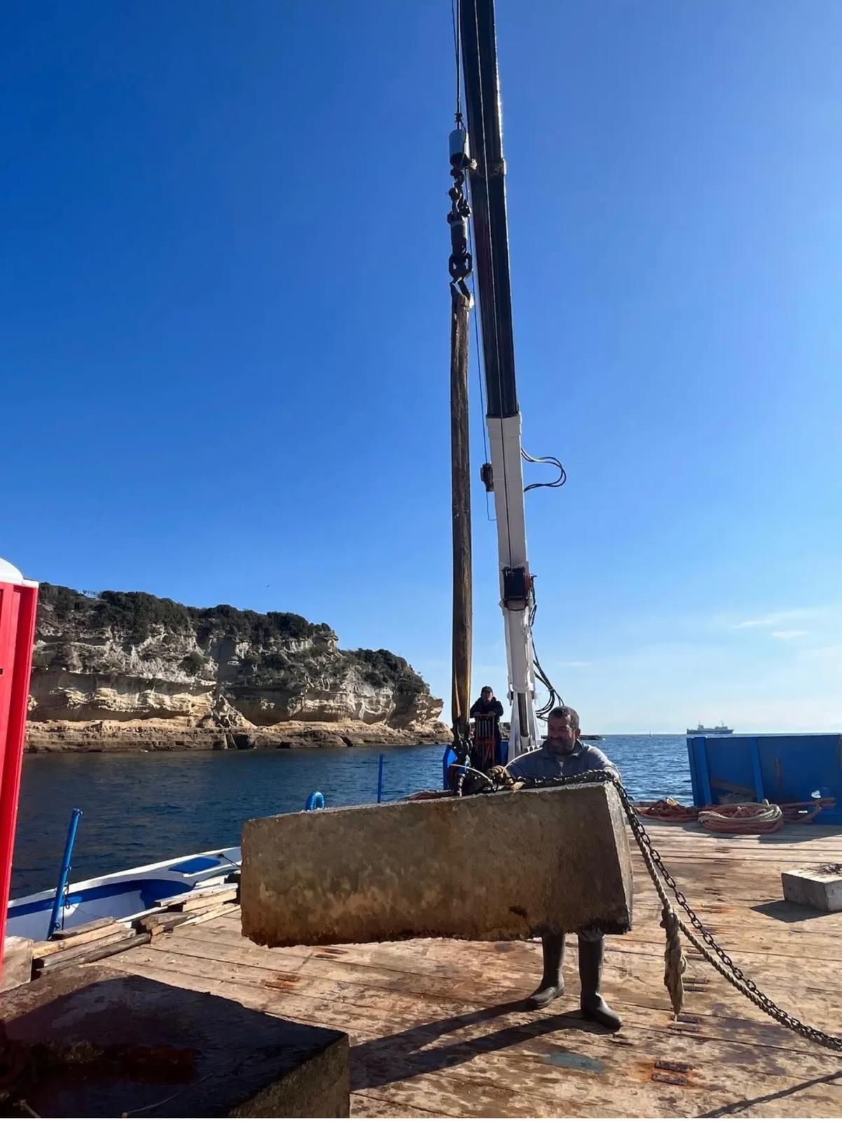 Ormeggio abusivo in un’area marina protetta: sequestro dei carabinieri a Bacoli – LE FOTO