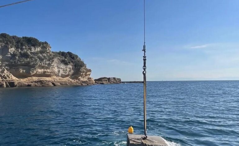 Il comune di Bacoli installa boe senza autorizzazione e la Soprintendenza blocca il cantiere