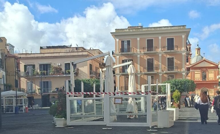 POZZUOLI/ Si impossessa di dehors, tavolini e sedie di un altro locale: fermato dalla Polizia in Piazza della Repubblica