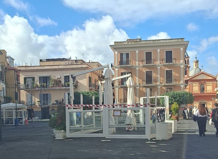 POZZUOLI/ Si impossessa di dehors, tavolini e sedie di un altro locale: fermato dalla Polizia in Piazza della Repubblica