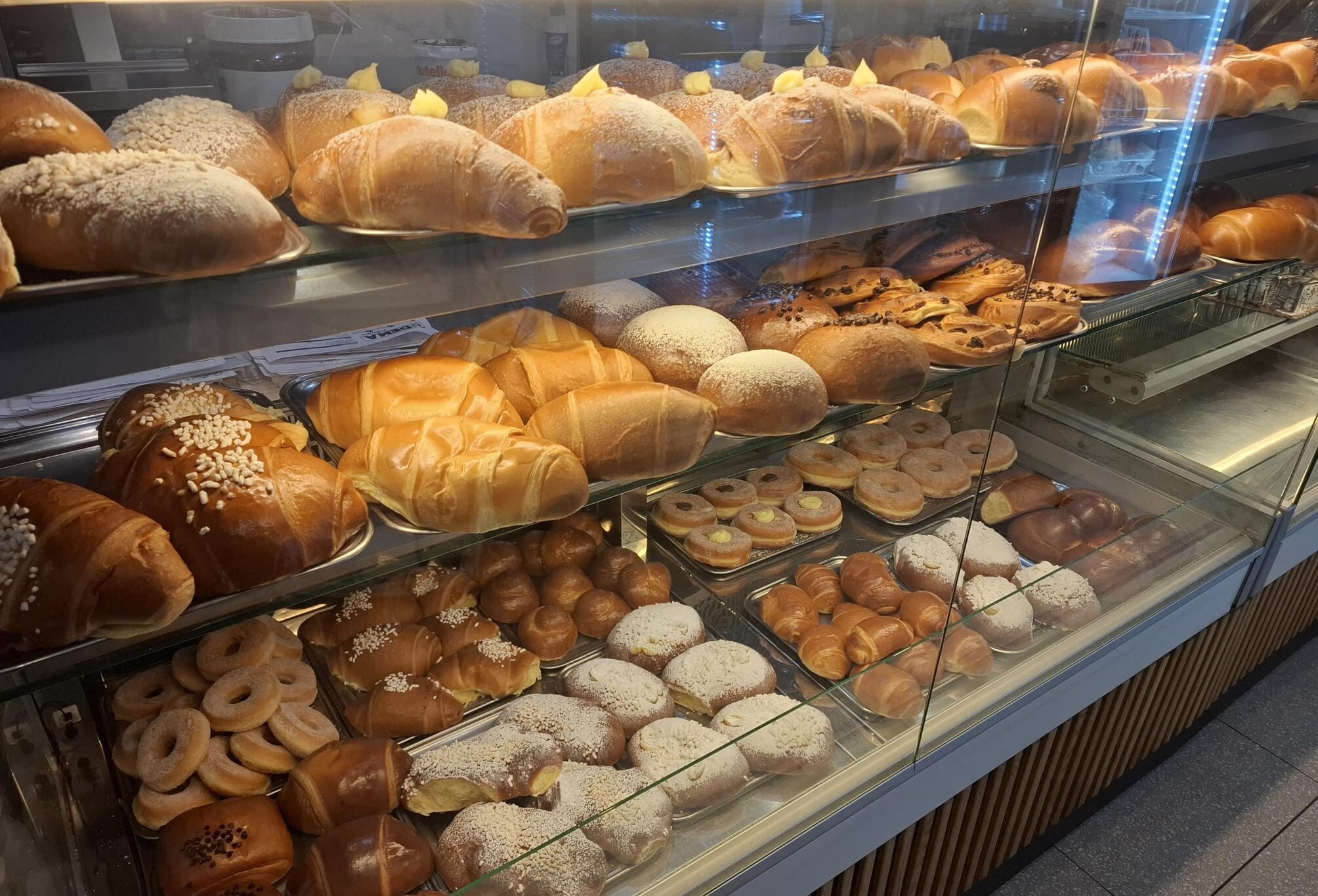 Pasticceria Flegrea apre all’alba: a Pozzuoli cornetti caldi dalle 5 del mattino