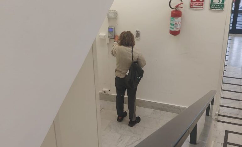 Donna dà in escandescenza all’ospedale di Pozzuoli: sfascia i locali e imbratta auto con la vernice