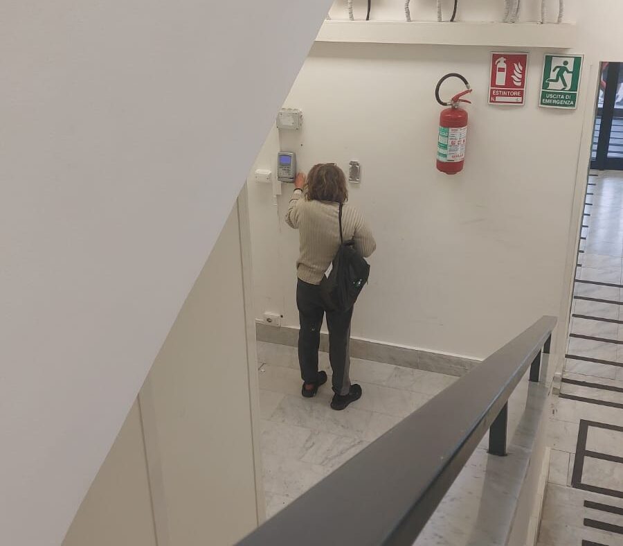 Donna dà in escandescenza all’ospedale di Pozzuoli: sfascia i locali e imbratta auto con la vernice