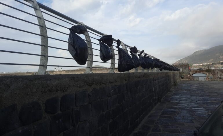 Trenta sacchi neri pieni di rifiuti appesi alla Darsena: atto vandalico nel luogo simbolo di Pozzuoli