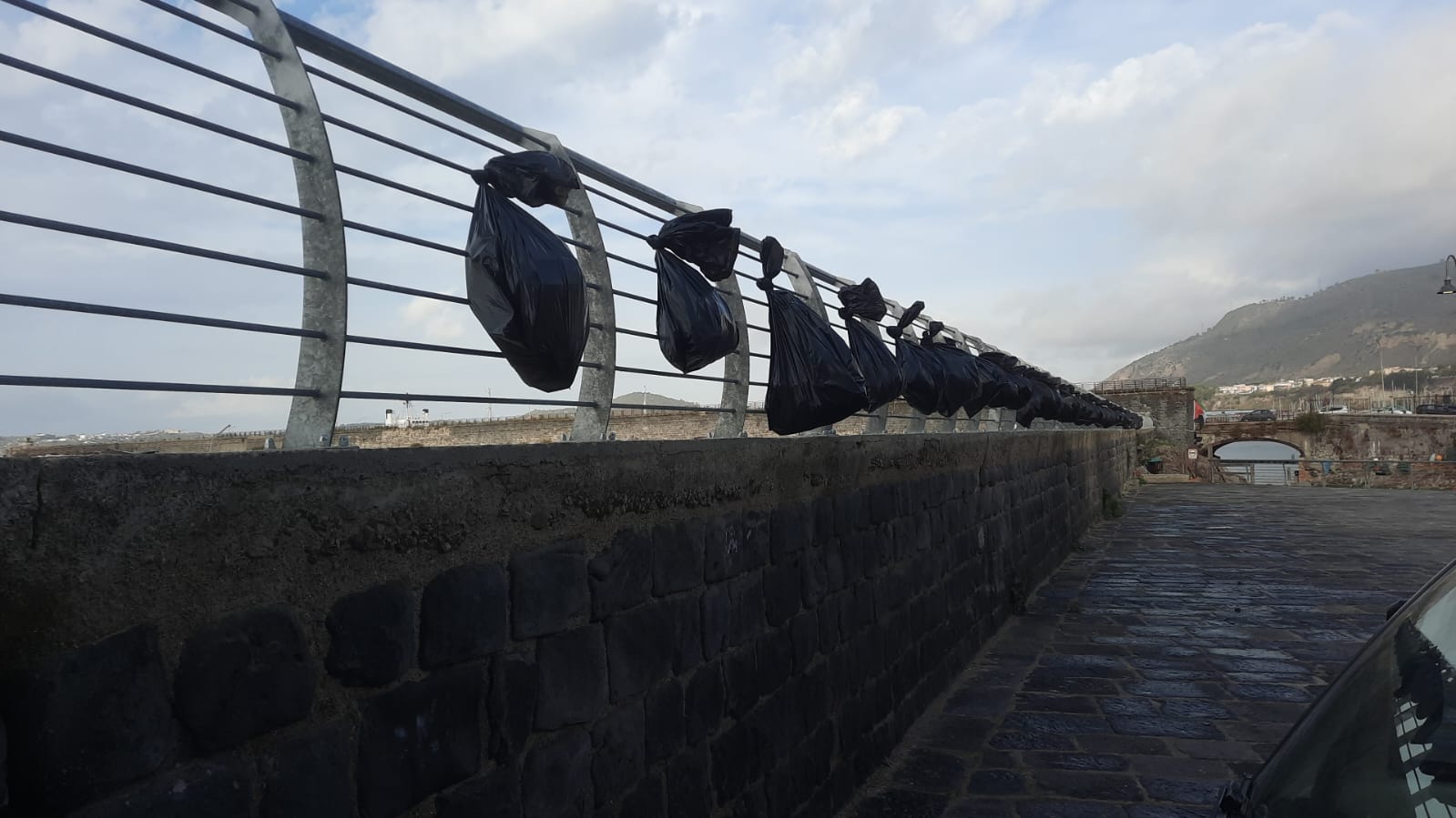 Trenta sacchi neri pieni di rifiuti appesi alla Darsena: atto vandalico nel luogo simbolo di Pozzuoli