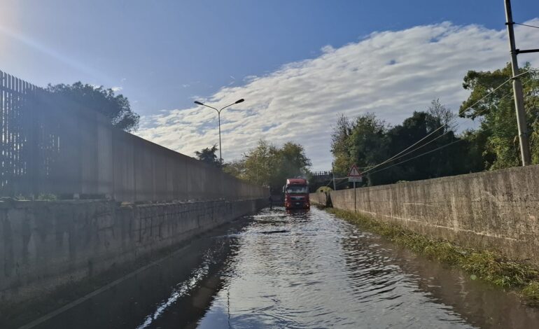 POZZUOLI/ Allagata via Reginelle: strada chiusa e disagi per tutti