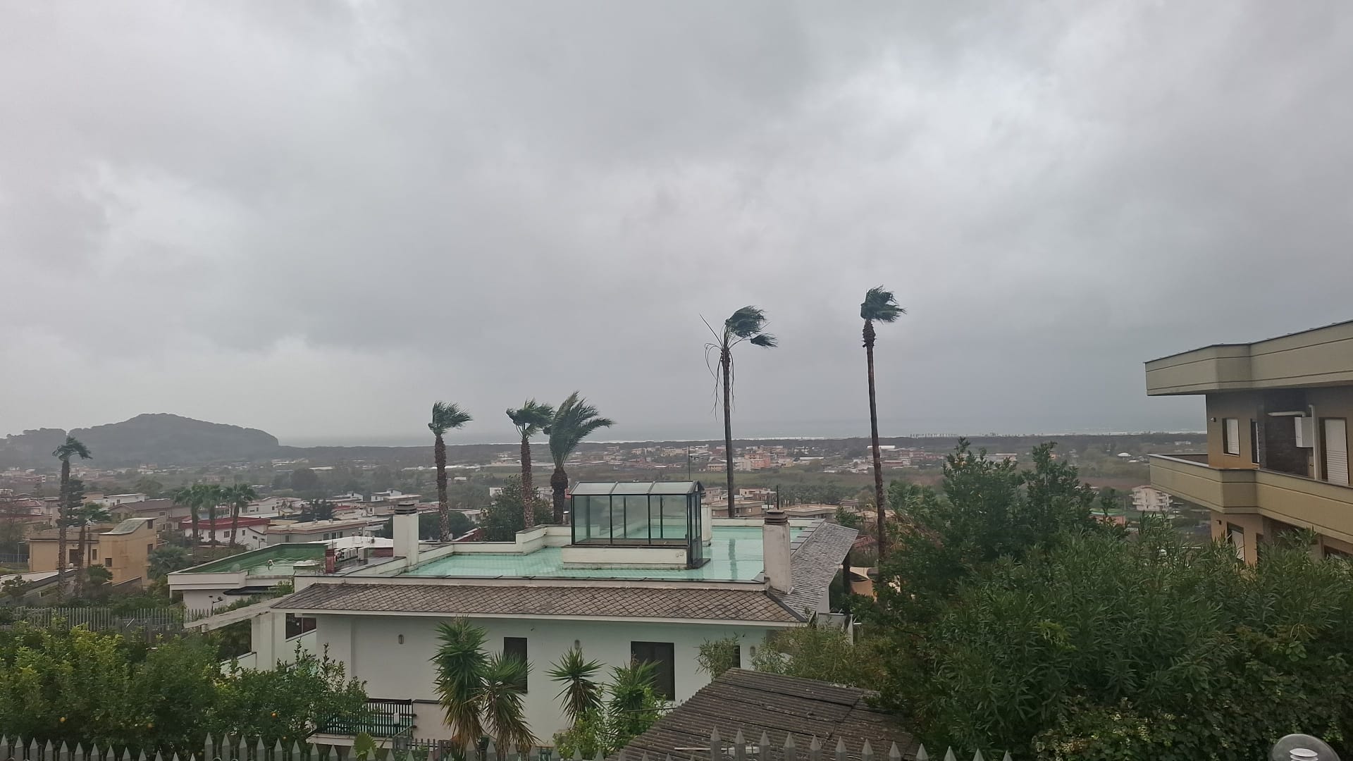 Ancora maltempo nell’area flegrea, ma l’allerta passa a gialla