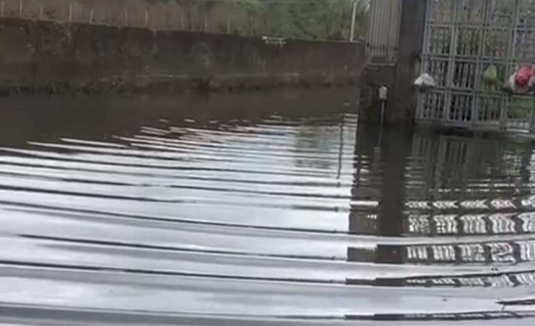 POZZUOLI/ Via Reginelle allagata da 3 giorni: collegamenti bloccati tra Licola e Monterusciello