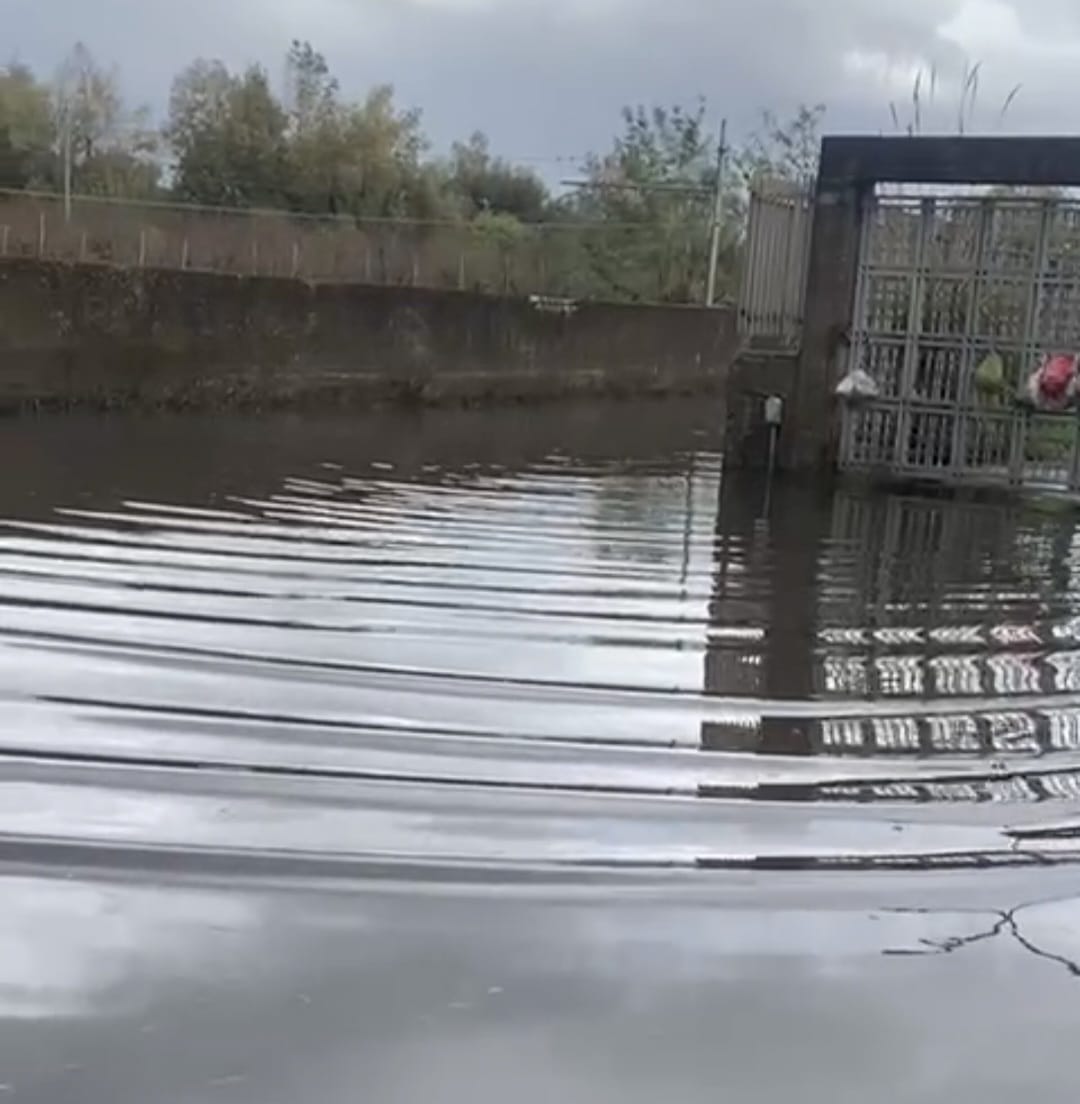 POZZUOLI/ Via Reginelle allagata da 3 giorni: collegamenti bloccati tra Licola e Monterusciello