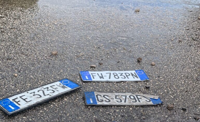 POZZUOLI/ Via Reginelle ancora allagata: spuntano cinque targhe di auto intrappolate nell’acqua