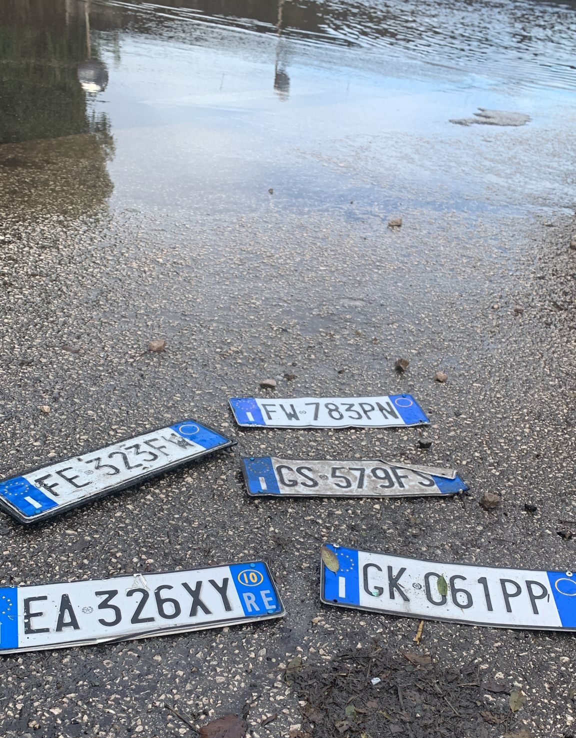 POZZUOLI/ Via Reginelle ancora allagata: spuntano cinque targhe di auto intrappolate nell’acqua