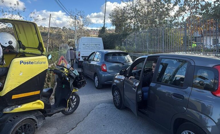 POZZUOLI/ Lavori in corso in via Cofanara, strada chiusa e automobilisti bloccati