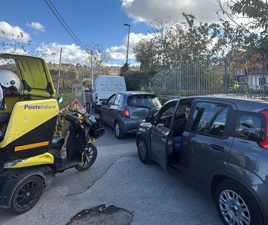 POZZUOLI/ Lavori in corso in via Cofanara, strada chiusa e automobilisti bloccati