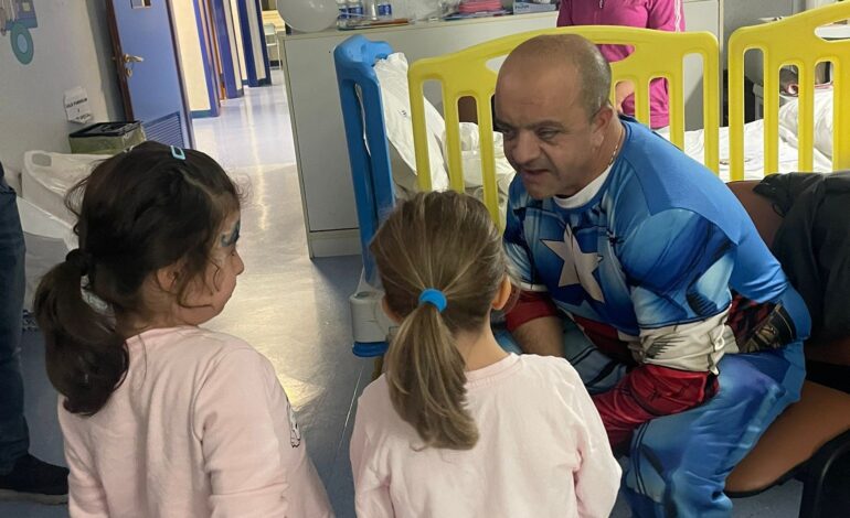“Super Eroi in corsia”: il grande cuore dei volontari della Casper per i bambini ricoverati negli ospedali – LE FOTO