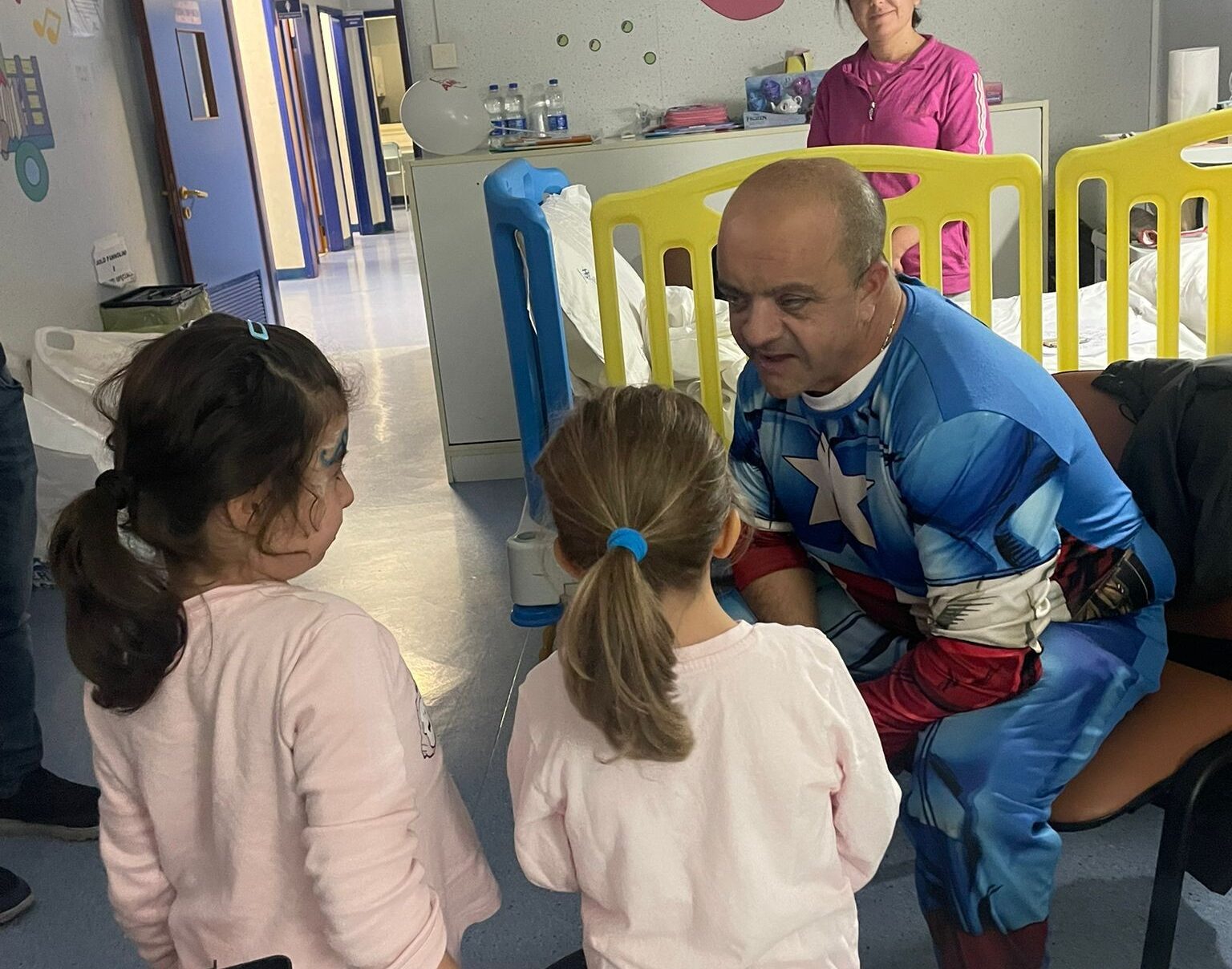 “Super Eroi in corsia”: il grande cuore dei volontari della Casper per i bambini ricoverati negli ospedali – LE FOTO