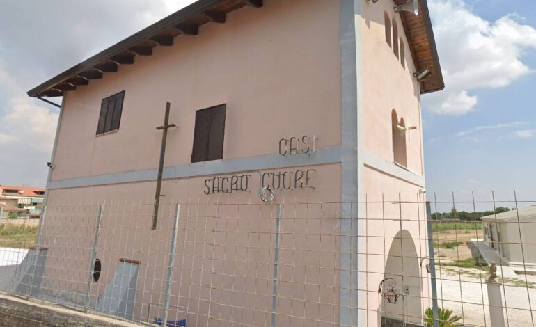 Infastidito dalle campane entra in chiesa e interrompe la messa con un tamburo