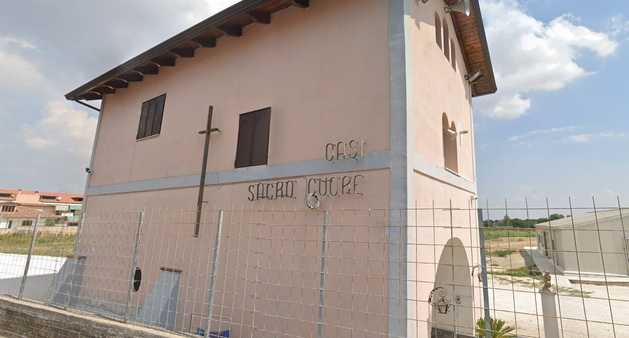 Infastidito dalle campane entra in chiesa e interrompe la messa con un tamburo