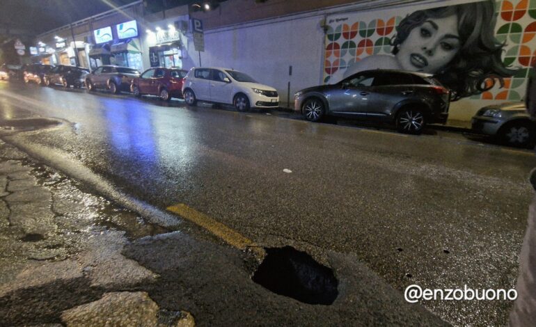 POZZUOLI/ Maltempo, si apre voragine in via Solfatara: era stata appena rattoppata dal comune